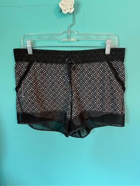 Women’s Lululemon Chiffon Trim Shorts w/ Abstract Pattern